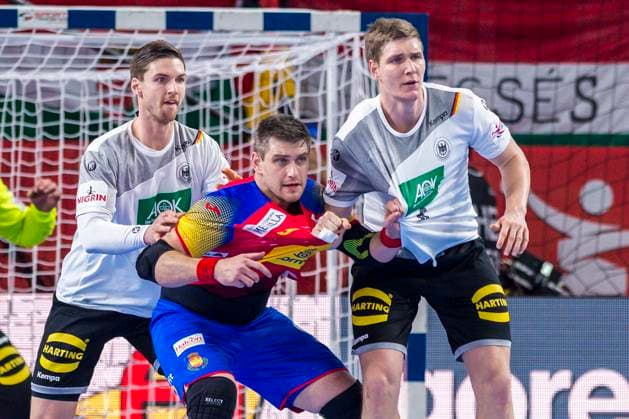 Varazdin, Kroatien 24. Januar 2018: EHF EM - 2018 - Hauptrunde - Deutschland vs. Spanien v. li. im Zweikampf Hendrik Pekeler (Deutschland Rhein-Neckar Loewen), Julen Aguinagalde (Spanien) und Finn Lemke (Deutschland MT Melsungen) EHF EM - 2018 - Hauptrunde - Deutschland vs. Spanien