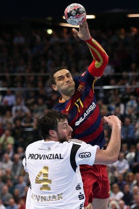 Kiel, Deutschland 24. April 2016: EHF CL - 15 16 - THW Kiel vs. FC Barcelona, Barca v.li. im Zweikampf Domagoj Duvnjak (THW Kiel, 4) und Kiril Lazarov (FC Barcelona, 77). hoch, hochformat Sparkassen-Arena Schleswig Holstein Copyright: xFotostandx xKrausex