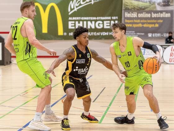 Kevin Strangmeyer (Ehingen Urspring, 22), Joshua Sharkey (Tigers Tübingen, 3) Jack Pagenkopf (Ehingen Urspring, 10)¨ Ehingen Urspring vs. Tigers Tübingen, 2. Basketball Bundesliga, Pro A, Basketball, 6. Spieltag, Spielzeit 2020 2021, 06.01.2021, ¨¨ Ehingen Urspring vs. Tigers Tübingen, Basketball, 2. Bundesliga, Barmer Basketball Bundesliga, Spieltag 6, Spielzeit 2020 2021, 06.01.2021 Ehingen