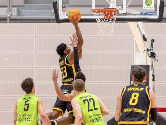 Christian Oshita (Ehingen Urspring, 5) Isaiah Crawley (Tigers Tübingen, 53), Kevin Strangmeyer (Ehingen Urspring, 22) Enosch Wolf (Tigers Tübingen, 8) ¨ Ehingen Urspring vs. Tigers Tübingen, 2. Basketball Bundesliga, Pro A, Basketball, 6. Spieltag, Spielzeit 2020 2021, 06.01.2021, ¨¨ Ehingen Urspring vs. Tigers Tübingen, Basketball, 2. Bundesliga, Barmer Basketball Bundesliga, Spieltag 6, Spielzeit 2020 2021, 06.01.2021 Ehingen
