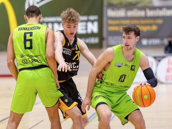 Kameron Hankerson (Ehingen Urspring, 6) Timo Lanmüller (Tigers Tübingen, 77) Jack Pagenkopf (Ehingen Urspring, 10)¨ Ehingen Urspring vs. Tigers Tübingen, 2. Basketball Bundesliga, Pro A, Basketball, 6. Spieltag, Spielzeit 2020 2021, 06.01.2021, ¨¨ Ehingen Urspring vs. Tigers Tübingen, Basketball, 2. Bundesliga, Barmer Basketball Bundesliga, Spieltag 6, Spielzeit 2020 2021, 06.01.2021 Ehingen