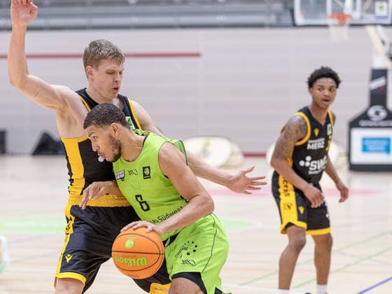 Elias Valtonen (Tigers Tübingen, 19) Kameron Hankerson (Ehingen Urspring, 6) Joshua Sharkey (Tigers Tübingen, 3)¨ Ehingen Urspring vs. Tigers Tübingen, 2. Basketball Bundesliga, Pro A, Basketball, 6. Spieltag, Spielzeit 2020 2021, 06.01.2021, ¨¨ Ehingen Urspring vs. Tigers Tübingen, Basketball, 2. Bundesliga, Barmer Basketball Bundesliga, Spieltag 6, Spielzeit 2020 2021, 06.01.2021 Ehingen