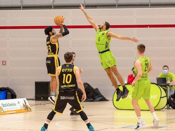 Troy Simons (Tigers Tübingen, 23), Gianni Otto (Tigers Tübingen, 10) Kameron Hankerson (Ehingen Urspring, 6)¨ Ehingen Urspring vs. Tigers Tübingen, 2. Basketball Bundesliga, Pro A, Basketball, 6. Spieltag, Spielzeit 2020 2021, 06.01.2021, ¨¨ Ehingen Urspring vs. Tigers Tübingen, Basketball, 2. Bundesliga, Barmer Basketball Bundesliga, Spieltag 6, Spielzeit 2020 2021, 06.01.2021 Ehingen