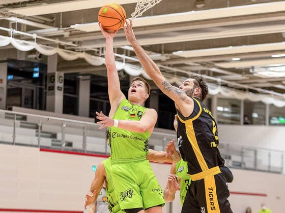 Franklyn Aunitz (Ehingen Urspring, 21) Enosch Wolf (Tigers Tübingen, 8)¨ Ehingen Urspring vs. Tigers Tübingen, 2. Basketball Bundesliga, Pro A, Basketball, 6. Spieltag, Spielzeit 2020 2021, 06.01.2021, ¨¨ Ehingen Urspring vs. Tigers Tübingen, Basketball, 2. Bundesliga, Barmer Basketball Bundesliga, Spieltag 6, Spielzeit 2020 2021, 06.01.2021 Ehingen
