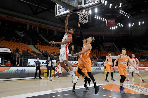 06.01.2021, xemx, Basketball BBL, ratiopharm Ulm - brose Bamberg emspor, v.l. Kenneth Ogbe (brose Bamberg) und Dylan Osetkowski (ratiopharm Ulm) Zweikampf, Duell, Kampf, tackle Ulm