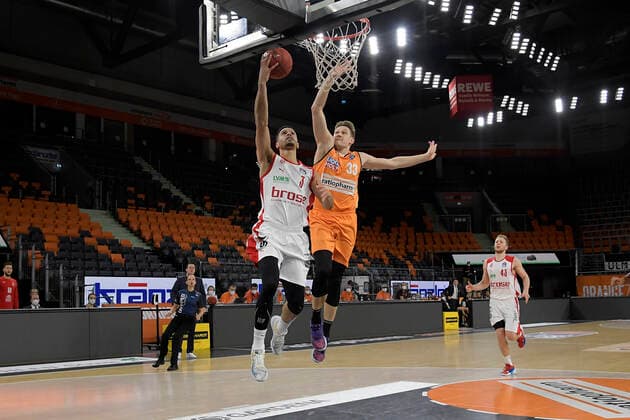 06.01.2021, xemx, Basketball BBL, ratiopharm Ulm - brose Bamberg emspor, v.l. Dominic Lockhart (brose Bamberg) und Patrick Heckmann (ratiopharm Ulm) Zweikampf, Duell, Kampf, tackle Ulm