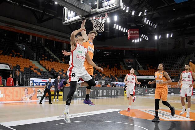 06.01.2021, xemx, Basketball BBL, ratiopharm Ulm - brose Bamberg emspor, v.l. Dominic Lockhart (brose Bamberg) und Patrick Heckmann (ratiopharm Ulm) Zweikampf, Duell, Kampf, tackle Ulm