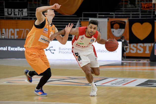 06.01.2021, xemx, Basketball BBL, ratiopharm Ulm - brose Bamberg emspor, v.l. Christoph Philipps (ratiopharm Ulm) und Kenneth Ogbe (brose Bamberg) Zweikampf, Duell, Kampf, tackle Ulm