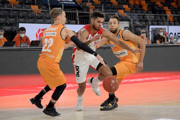 06.01.2021, xemx, Basketball BBL, ratiopharm Ulm - brose Bamberg emspor, v.l. Thomas Klepeisz (ratiopharm Ulm), Kenneth Ogbe (brose Bamberg) und Demitrius Conger (ratiopharm Ulm) Zweikampf, Duell, Kampf, tackle Ulm