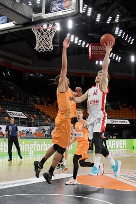 06.01.2021, xemx, Basketball BBL, ratiopharm Ulm - brose Bamberg emspor, v.l. Demitrius Conger (ratiopharm Ulm) und Bennet Hundt (brose Bamberg) Zweikampf, Duell, Kampf, tackle Ulm