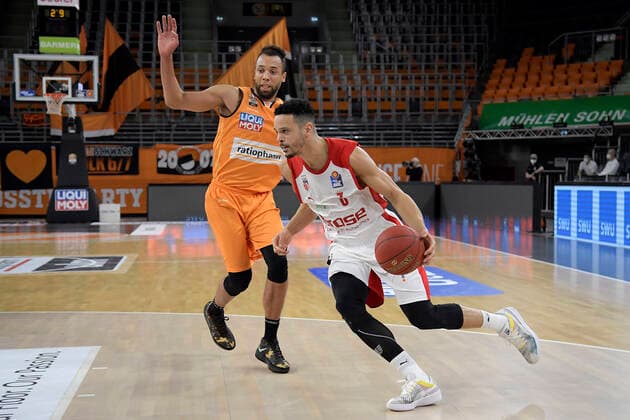 06.01.2021, xemx, Basketball BBL, ratiopharm Ulm - brose Bamberg emspor, v.l. Demitrius Conger (ratiopharm Ulm) und Dominic Lockhart (brose Bamberg) Zweikampf, Duell, Kampf, tackle Ulm