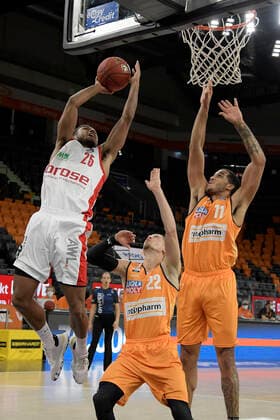 06.01.2021, xemx, Basketball BBL, ratiopharm Ulm - brose Bamberg emspor, v.l. Kenneth Ogbe (brose Bamberg), Thomas Klepeisz (ratiopharm Ulm) und Isaiah Wilkins (ratiopharm Ulm) Zweikampf, Duell, Kampf, tackle Ulm
