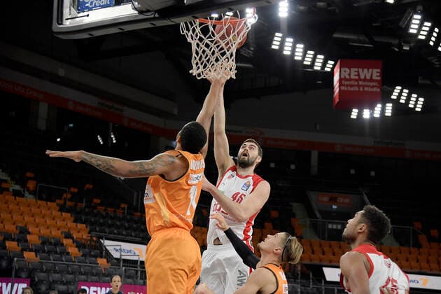 06.01.2021, xemx, Basketball BBL, ratiopharm Ulm - brose Bamberg emspor, v.l. Isaiah Wilkins (ratiopharm Ulm) und David Kravish (brose Bamberg) Zweikampf, Duell, Kampf, tackle Ulm
