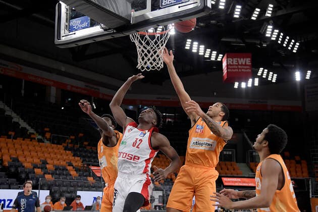 06.01.2021, xemx, Basketball BBL, ratiopharm Ulm - brose Bamberg emspor, v.l. Aric Holman (ratiopharm Ulm), Norense Odiase (brose Bamberg) und Isaiah Wilkins (ratiopharm Ulm) Zweikampf, Duell, Kampf, tackle Ulm