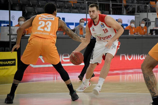 06.01.2021, xemx, Basketball BBL, ratiopharm Ulm - brose Bamberg emspor, v.l. Troy Caupain (ratiopharm Ulm) und Chase Fieler (brose Bamberg) Zweikampf, Duell, Kampf, tackle Ulm