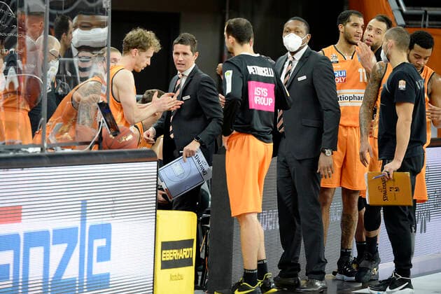 06.01.2021, xemx, Basketball BBL, ratiopharm Ulm - brose Bamberg emspor, v.l. Cheftrainer Jaka Lakovic (ratiopharm Ulm) mit der Auszeitansprache Ulm