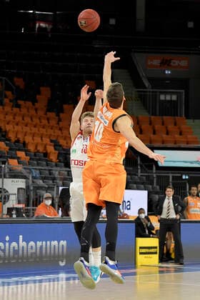 06.01.2021, xemx, Basketball BBL, ratiopharm Ulm - brose Bamberg emspor, v.l. Bennet Hundt (brose Bamberg) und Christoph Philipps (ratiopharm Ulm) Zweikampf, Duell, Kampf, tackle Ulm