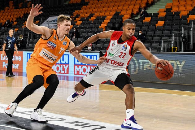 GER, BBL, ratiopharm ulm vs Bose Bamberg 06.01.2021, ratiopharm arena, Neu-Ulm, GER, BBL, ratiopharm ulm vs Bose Bamberg, im Bild Andreas Obst (Ulm, 13) setzt Devon Hall (Bamberg, 22) unter Druck