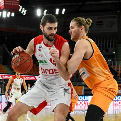 GER, BBL, ratiopharm ulm vs Bose Bamberg 06.01.2021, ratiopharm arena, Neu-Ulm, GER, BBL, ratiopharm ulm vs Bose Bamberg, im Bild David Kravish (Bamberg, 45), Dylan Osetkowski (Ulm, 21)