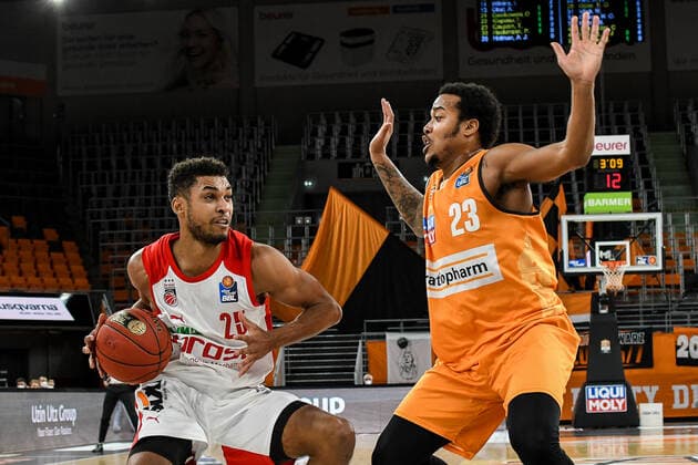 Sport Bilder des Tages GER, BBL, ratiopharm ulm vs Bose Bamberg 06.01.2021, ratiopharm arena, Neu-Ulm, GER, BBL, ratiopharm ulm vs Bose Bamberg, im Bild Kenneth Ogbe (Bamberg, 25), Troy Caupain (Ulm, 23)