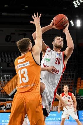 GER, BBL, ratiopharm ulm vs Bose Bamberg 06.01.2021, ratiopharm arena, Neu-Ulm, GER, BBL, ratiopharm ulm vs Bose Bamberg, im Bild Chase Fieler (Bamberg, 20) punktet gegen Andreas Obst (Ulm, 13)