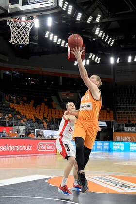 06.01.2021, xemx, Basketball BBL, ratiopharm Ulm - brose Bamberg emspor, v.l. Christian Sengfelder (brose Bamberg) und Dylan Osetkowski (ratiopharm Ulm) Zweikampf, Duell, Kampf, tackle Ulm
