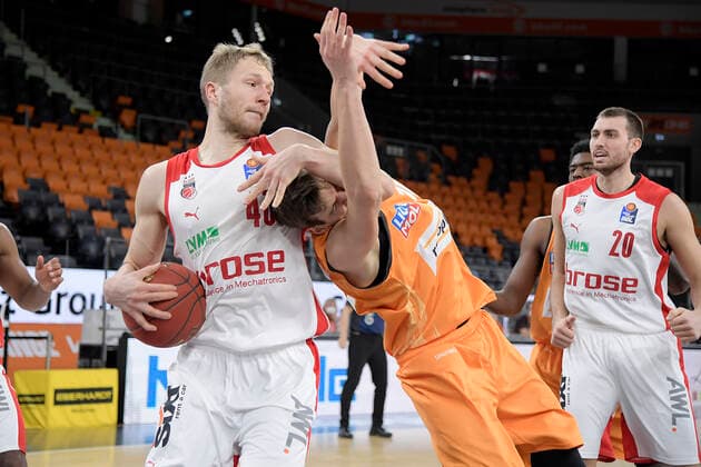 06.01.2021, xemx, Basketball BBL, ratiopharm Ulm - brose Bamberg emspor, v.l. Christian Sengfelder (brose Bamberg) und Christoph Philipps (ratiopharm Ulm) Zweikampf, Duell, Kampf, tackle Ulm