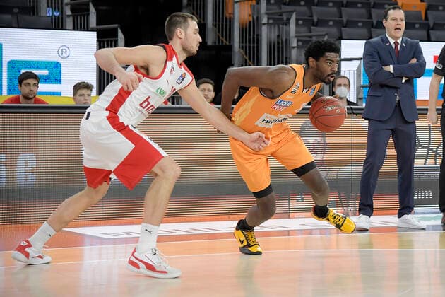 06.01.2021, xemx, Basketball BBL, ratiopharm Ulm - brose Bamberg emspor, v.l. Chase Fieler (brose Bamberg) und Aric Holman (ratiopharm Ulm) Zweikampf, Duell, Kampf, tackle Ulm
