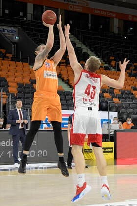 06.01.2021, xemx, Basketball BBL, ratiopharm Ulm - brose Bamberg emspor, v.l. Dylan Osetkowski (ratiopharm Ulm) und Christian Sengfelder (brose Bamberg) Zweikampf, Duell, Kampf, tackle Ulm