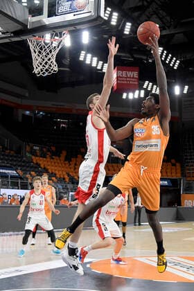 06.01.2021, xemx, Basketball BBL, ratiopharm Ulm - brose Bamberg emspor, v.l. David Kravish (brose Bamberg) und Aric Holman (ratiopharm Ulm) Zweikampf, Duell, Kampf, tackle Ulm