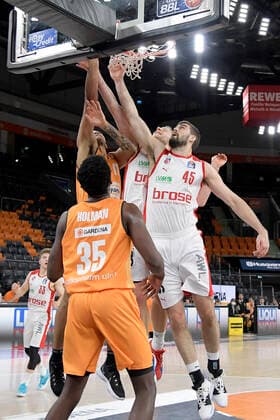 06.01.2021, xemx, Basketball BBL, ratiopharm Ulm - brose Bamberg emspor, v.l. Isaiah Wilkins (ratiopharm Ulm), Aric Holman (ratiopharm Ulm), David Kravish (brose Bamberg) Zweikampf, Duell, Kampf, tackle Ulm