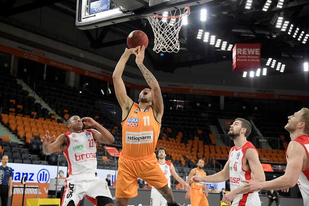 06.01.2021, xemx, Basketball BBL, ratiopharm Ulm - brose Bamberg emspor, v.l. Devon Hall (brose Bamberg), Isaiah Wilkins (ratiopharm Ulm) Zweikampf, Duell, Kampf, tackle Ulm