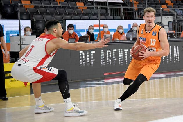 06.01.2021, xemx, Basketball BBL, ratiopharm Ulm - brose Bamberg emspor, v.l. Dominic Lockhart (brose Bamberg) und Andreas Obst (ratiopharm Ulm) Zweikampf, Duell, Kampf, tackle Ulm