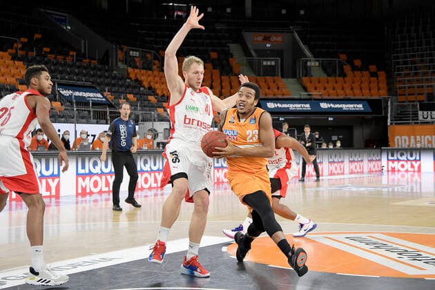 06.01.2021, xemx, Basketball BBL, ratiopharm Ulm - brose Bamberg emspor, v.l. Christian Sengfelder (brose Bamberg) und Troy Caupain (ratiopharm Ulm) Zweikampf, Duell, Kampf, tackle Ulm