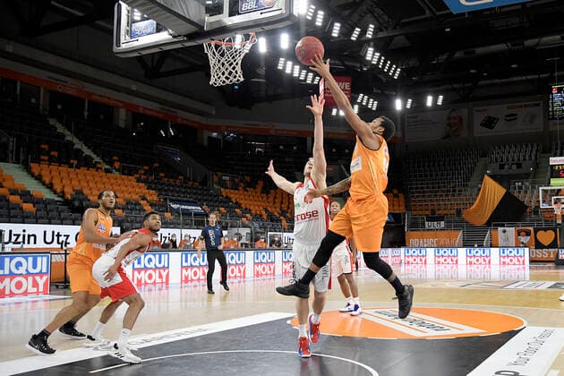 06.01.2021, xemx, Basketball BBL, ratiopharm Ulm - brose Bamberg emspor, v.l. Christian Sengfelder (brose Bamberg) und Troy Caupain (ratiopharm Ulm) Zweikampf, Duell, Kampf, tackle Ulm