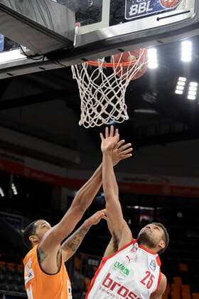 06.01.2021, xemx, Basketball BBL, ratiopharm Ulm - brose Bamberg emspor, v.l. Isaiah Wilkins (ratiopharm Ulm) und Kenneth Ogbe (brose Bamberg) Zweikampf, Duell, Kampf, tackle Ulm