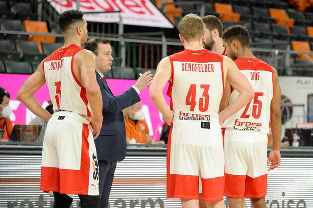 06.01.2021, xemx, Basketball BBL, ratiopharm Ulm - brose Bamberg emspor, v.l. Cheftrainer Johan Roijakkers (brose Bamberg) gibt Anweisungen, gestikuliert mit den Armen, gesticulate, gives instructions Ulm