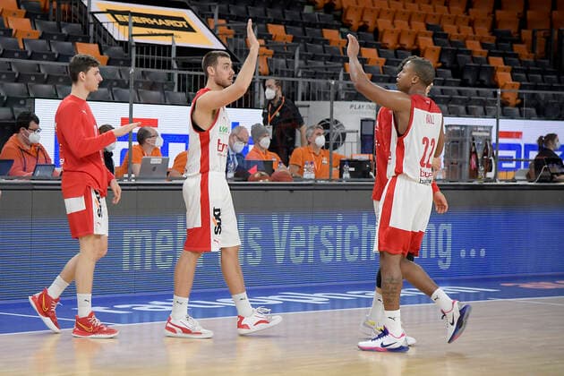 06.01.2021, xemx, Basketball BBL, ratiopharm Ulm - brose Bamberg emspor, v.l. Schlussjubel, Mannschaft, Spieler, feiern ihren Sieg Ulm