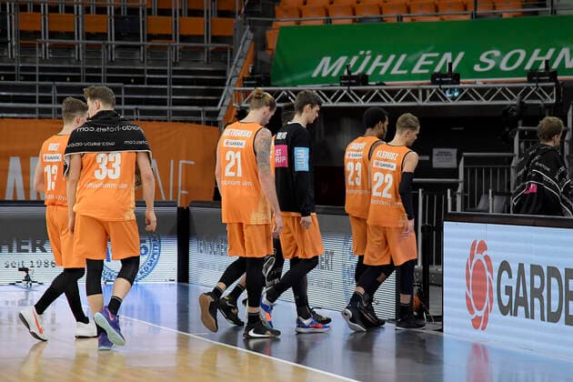 06.01.2021, xemx, Basketball BBL, ratiopharm Ulm - brose Bamberg emspor, v.l. Mannschaft, Spieler, enttaeuscht, enttaeuscht schauend nach Spielende Ulm