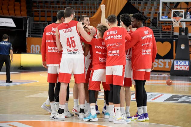 06.01.2021, xemx, Basketball BBL, ratiopharm Ulm - brose Bamberg emspor, v.l. Schlussjubel, Mannschaft, Spieler, feiern ihren Sieg Ulm