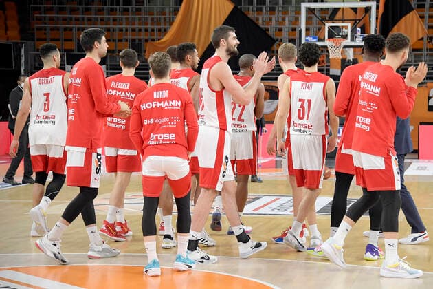 06.01.2021, xemx, Basketball BBL, ratiopharm Ulm - brose Bamberg emspor, v.l. Schlussjubel, Mannschaft, Spieler, feiern ihren Sieg Ulm