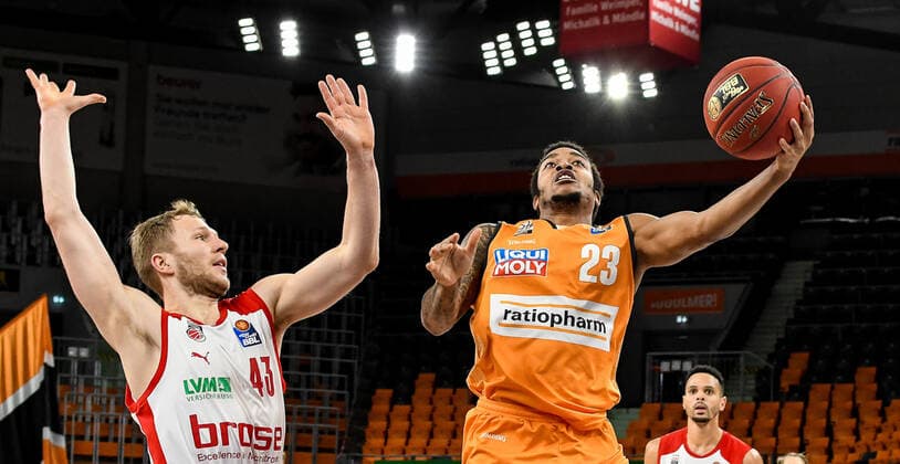 Basketball, BBL, ratiopharm Ulm - Brose Bamberg GER, BBL, ratiopharm ulm vs Bose Bamberg 06.01.2021, ratiopharm arena, Neu-Ulm, GER, BBL, ratiopharm ulm vs Bose Bamberg, im Bild Christian Sengfelder (Bamberg, 43), Troy Caupain (Ulm, 23)