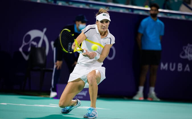 January 6, 2021, Abu Dhabi, UNITED ARAB EMIRATES: Bernarda Pera of the United States in action during the first round of the 2021 Abu Dhabi WTA, Tennis Damen Womens Tennis Open WTA 500 tournament against Donna Vekic of Croatia Abu Dhabi UNITED ARAB EMIRATES - ZUMAa181 20210106_zaa_a181_178 Copyright: xRobxPrangex