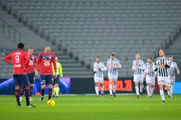 Deception des joueurs Lillois apres le second but de Romain Thomas (Angers) Jonathan David (Losc) Burak Yilmaz (Losc) FOOTBALL : LOSC vs Angers - Ligue1 Uber eats - 06 01 2021 JBAutissier Panoramic 