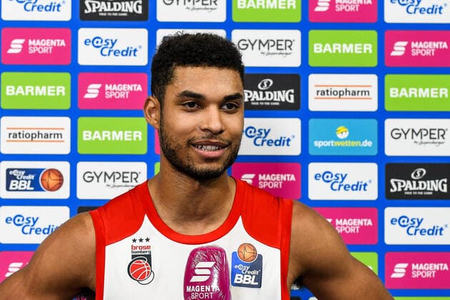 Basketball, BBL, ratiopharm Ulm - Brose Bamberg GER, BBL, ratiopharm ulm vs Bose Bamberg 06.01.2021, ratiopharm arena, Neu-Ulm, GER, BBL, ratiopharm ulm vs Bose Bamberg, im Bild Kenneth Ogbe (Bamberg, 25) beim Interview mit MagentaSport nach Spielende