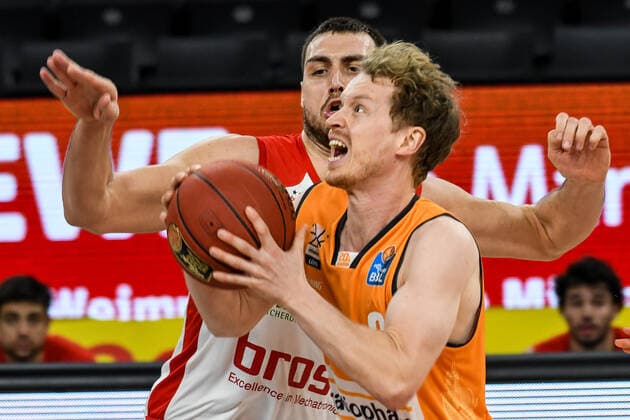Basketball, BBL, ratiopharm Ulm - Brose Bamberg GER, BBL, ratiopharm ulm vs Bose Bamberg 06.01.2021, ratiopharm arena, Neu-Ulm, GER, BBL, ratiopharm ulm vs Bose Bamberg, im Bild Per Günther Guenther (Ulm, 6) kann von Chase Fieler (Bamberg, 20) nicht aufgehalten werden