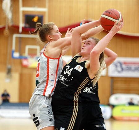 Wasserburg, Badria Halle, 06.01.21, Basketball, 1. Bundesliga Damen, TSV 1880 Wasserburg vs TK Hannover, im Bild Leonie FIEBICH (Wasserburg), Hannah BROWN (Hannover CAN), Copyright: HMBxMediax xHeikoxBecker