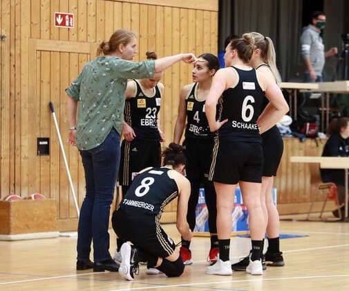 Wasserburg, Badria Halle, 06.01.21, Basketball, 1. Bundesliga Damen, TSV 1880 Wasserburg vs TK Hannover, im Bild Hannover Spielerinnen vor dem Beginn, linkis headcoach Juliane HOEHNE (Hannover), Copyright: HMBxMediax xHeikoxBecker