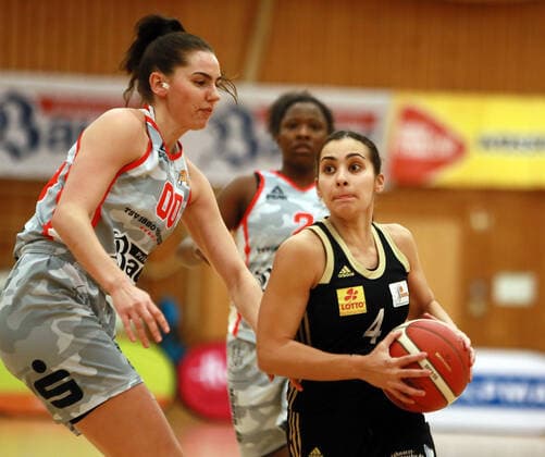 Wasserburg, Badria Halle, 06.01.21, Basketball, 1. Bundesliga Damen, TSV 1880 Wasserburg vs TK Hannover, im Bild von links Margaret MULLIGAN (Wasserburg US), Stavria KONIALI Hannover ZYP), Copyright: HMBxMediax xHeikoxBecker