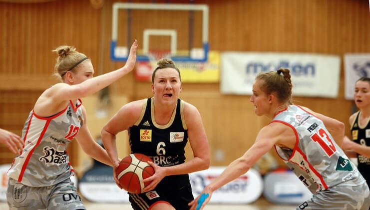 Wasserburg, Badria Halle, 06.01.21, Basketball, 1. Bundesliga Damen, TSV 1880 Wasserburg vs TK Hannover, im Bild von links Laura HEBECKER (Wasserburg), Finja SCHAAKE (Hannover), Leonie FIEBICH (Wasserburg), Copyright: HMBxMediax xHeikoxBecker